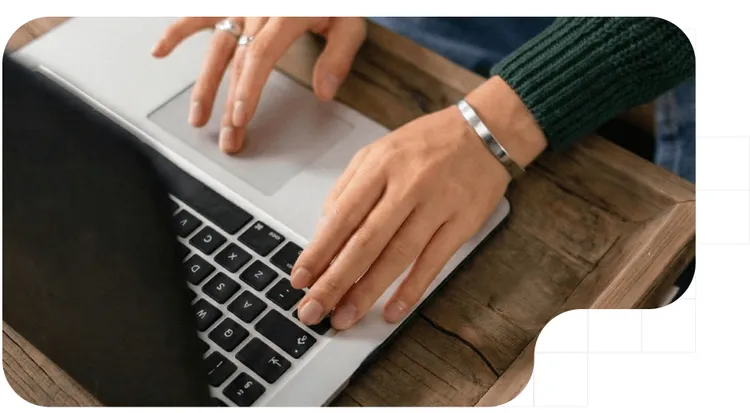 Hands typing on a laptop to quickly process the digital signature for the SEPA mandate online.